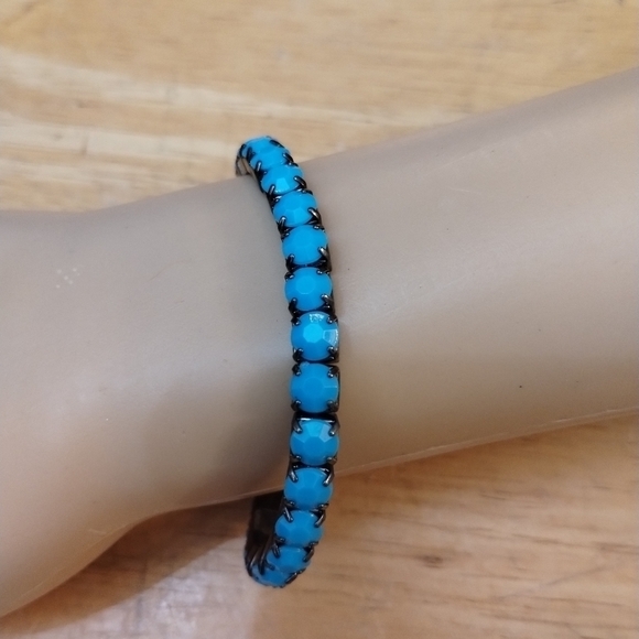 Jewelry - Women's stretchy blue bracelet